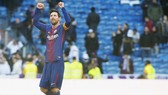 Đi bộ, Messi vẫn rất lợi hại. Ảnh Getty Images.