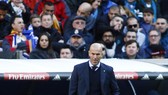 Tương lai Zidane được đảm bảo, Benzema (trắng) thì không. Ảnh: Getty Images