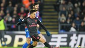 Alexis Sanchez tảo sáng để mang quà mừng cho HLV Arsene Wenger. Ảnh: Getty Images