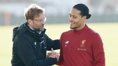 HLV Jurgen Klopp (trái) và Virgil van Dijk trên sân tập. Ảnh: Getty Images