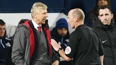 HLV Arsene Wenger phản đối trọng tài Mike Dean, và giờ tiếp tục công kích Anthony Taylor. Ảnh: Getty Images