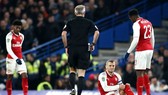 Jack Wilshere (ngồi) tiếp tục đối mặt với ác mộng chấn thương. Ảnh: Getty Images