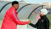 Mina (trái) được Messi chào đón. Ảnh: Getty Images