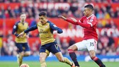 Alexis Sanchez (trái) tiến gần đến thời điểm không còn là đối thủ của Man.United. Ảnh: Getty Images