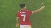Hình ảnh Alexis Sanchez “tự sướng” trên sân Old Trafford.