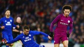 Leroy Sane (phải) phải nghỉ 1 tháng sau cú đạp nguy hiểm này của Joe Bennett. Ảnh: Getty Images