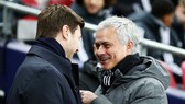 HLV Jose Mourinho (phải) khá thoải mái trò chuyện với đồng nghiệp Mauricio Pochettino. Ảnh: Getty Images
