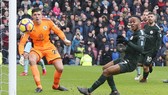 Tình huống bỏ lỡ khó tin của Raheem Sterling góp phần khiến Man.City bị chia điểm. Ảnh: Getty Images