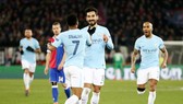 Ilkay Gundogan (giữa) mừng chiến thắng cùng đồng đội. Ảnh: Getty Images