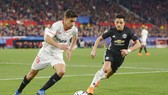 Man.United (phải) đã may mắn mới cầm hòa được tại Sevilla. Ảnh: Getty Images