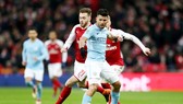 Sergio Aguero (phải, Man.City) đã sẵn sàng tái đấu Arsenal. Ảnh: Getty Images