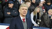 Arsene Wenger đang phải gồng mình dưới áp lực. Ảnh: Getty Images