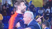 Pique (trái) đòi lao vào “ăn thua đủ” với trọng tài Mateu Lahoz. Ảnh Marca.