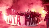 Các hooligan của đội chủ nhà đã làm “nóng” bầu không khí. Ảnh AS