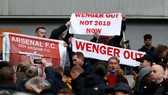 Vô số biểu ngữ yêu cầu Arsene Wenger từ chức ngay lập tức. Ảnh: Getty Images