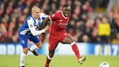 Liverpool (phải) đã dễ dàng hoàn thành nhiệm vụ tứ kết Champions League. Ảnh: Getty Images