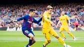 Barca đang làm mọi cách để có được Griezmann (vàng). Ảnh: Getty Images.