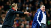 Jurgen Klopp (trái) sẽ giáp mặt Everton của Sam Allardyce trong tình thế khó khăn hơn dự tính. Ảnh: Getty Images