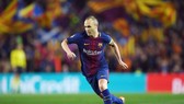 Iniesta đang cân nhắc để ra đi. Ảnh: Getty Images