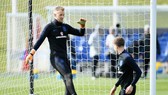 Joe Hart trên sân tập tuyển Anh. Ảnh: Getty Images
