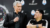Jose Mourinho (trái) thoải mái bên cạnh huyền thoại Diego Maradona tại một sự kiện mới đây ở Thụy Sĩ. Ảnh: Getty Images