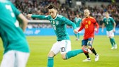 Oezil (10) được cho là tiết lộ bí mật với đồng đội cũ Ramos. Ảnh: Getty Images