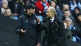 HLV Jurgen Klopp (trái) như đang hiểu thấu Pep Guardiola. Ảnh: Getty Images