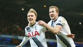 Christian Eriksen (trái) sẽ khó chấp nhận bản thân bị đánh giá thấp hơn Harry Kane. Ảnh: Getty Images