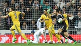 Buffon phản ứng kịch liệt vói quyết định của trọng tài. Ảnh: Getty Images