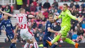 Tình huống ghi bàn gây tranh cãi của Harry Kane. Ảnh: Getty Images