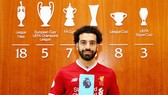 Mohamed Salah tự hào khoe giải thưởng trong phòng truyền thống. Ảnh: Getty Images