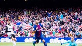 Suarez buồn vì người hâm mộ sau trận đấu với Valencia.Ảnh: Getty Images