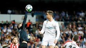 Ronaldo bật cao gần bằng thủ thành Kepa Arrizabalaga cộng sải tay. Ảnh: Getty Images