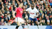 Nemanja Matic (trái, Man.United) đối đầu Moussa Sissoko (Tottenham). Ảnh: Getty Images