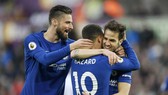 Cesc Fabregas (phải) và đồng đội mừng bàn thắng quý giá trước Swansea. Ảnh: Getty Images