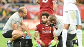 Mohamed Salah thẫn thờ sau chấn thương. Ảnh: Getty Images