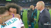 Marcelo động viên Carvajal. Ảnh từ video.