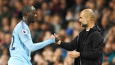 Yaya Toure và HLV Pep Guardiola ở trận đấu cuối cùng anh được chơi tại sân Etihad. Ảnh: Getty Images