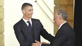 Ronaldo tươi cười cùng Tổng thống Bồ Đào Nha. Ảnh AP.