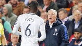 HLV Deschamps giúp Pogba giảm áp lực. Ảnh AP.