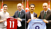 Oezil và Gundogan gây rắc rối khi chụp ảnh với tổng thống Erdogan.