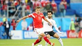 Salah luôn được theo sát bởi các cầu thủ Nga. Ảnh Getty Images