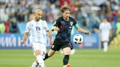 Luka Modric ngăn chặn Javier Mascherano ngay từ đường phát động tấn công đầu tiên. Ảnh: Getty Images