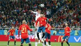 Các trung vệ hàng đầu Sergio Ramos, Gerard Pique đã bị Youssef En Nesyri "qua mặt" trong bàn thua thứ 2. Ảnh: Getty Images