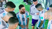 Hình ảnh Messi nói chuyện với toàn đội được tán dương. Ảnh cắt từ clip