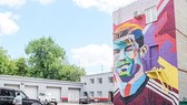 Khách sạn vẽ graffiti nghệ thuật của Ronaldo đối diện với khách sạn Messi ở. Ảnh Twitter.