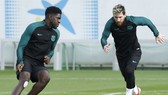 Những bài tập Barca sẽ giúp Samuel Umtiti (trái) ngăn cản Lionel Messi. Ảnh: Getty Images