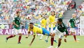 Một tình huống Neymar bị phạm lỗi ở trận thắng Mexico. Ảnh: Getty Images