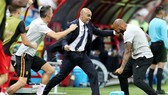 HLV Roberto Martinez (giữa) cùng cộng sự mừng chiến tích thắng Brazil. Ảnh: Getty Images