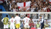 HLV Gareth Southgate và người hâm mộ Anh động viên cầu thủ sau thất bại. Ảnh: Getty Images